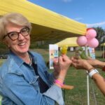 Bettina Battistella incontra due pappagalli (non in pegno) a Tezze sul Brenta